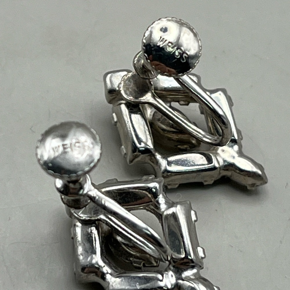 Elegant Vintage Weiss Screw Back Diamond cut Silver Crystal Earrings - Picture 4 of 6